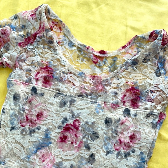 Abercrombie & Fitch lace floral crop top - Picture 3 of 3